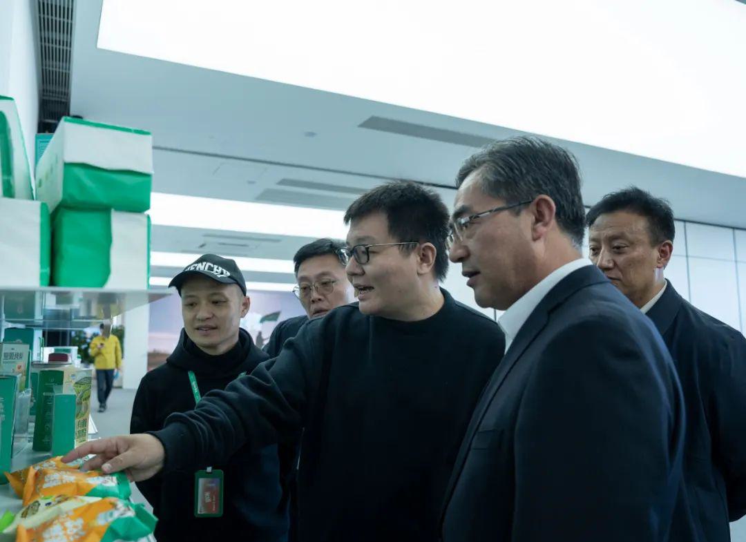 西藏自治区农业农村厅厅长一行到访远方好物 (2).jpg