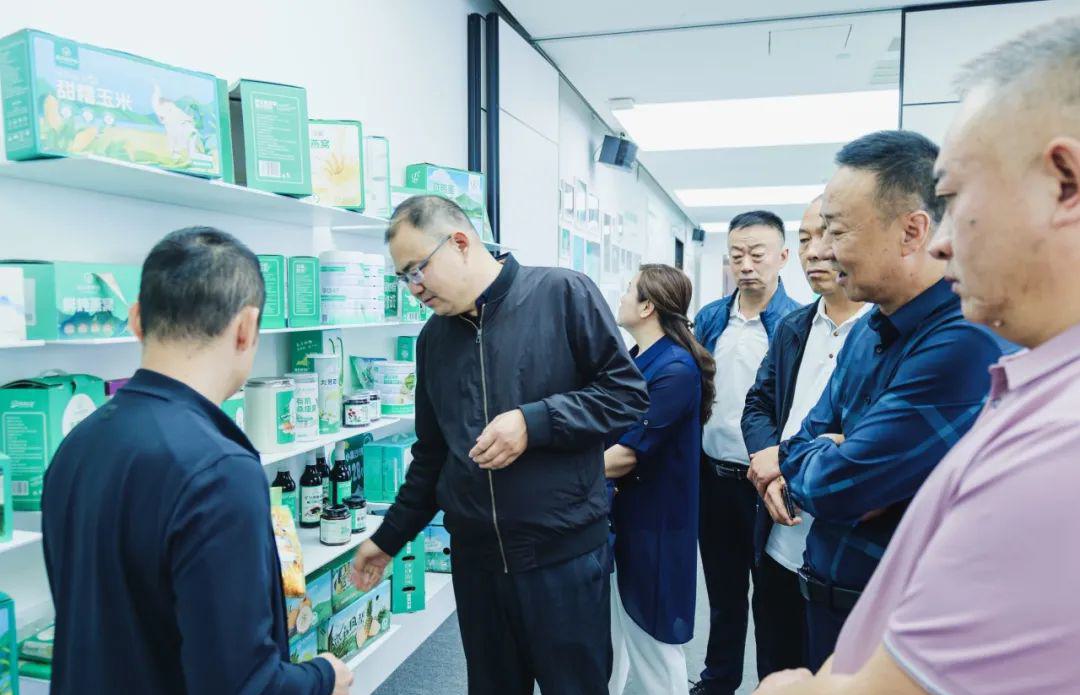 新疆阿勒泰地区领导一行到访远方好物 (1).jpg
