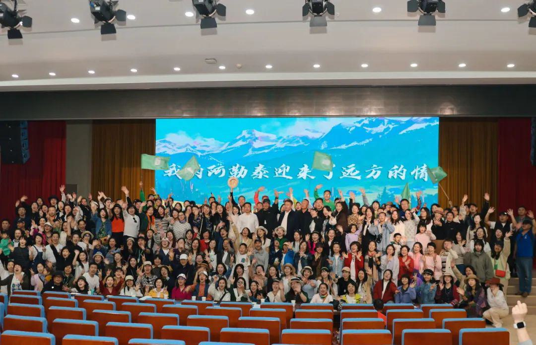 新疆阿勒泰地区领导一行到访远方好物 (2).jpg