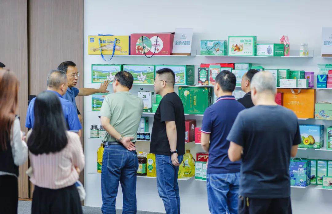 江西泰和县委书记孙英剑一行到访远方好物 (2).jpg